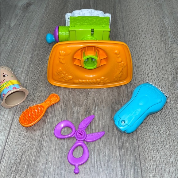 Play-Doh Hair Cutting Salon Set - Picture 8 of 15
